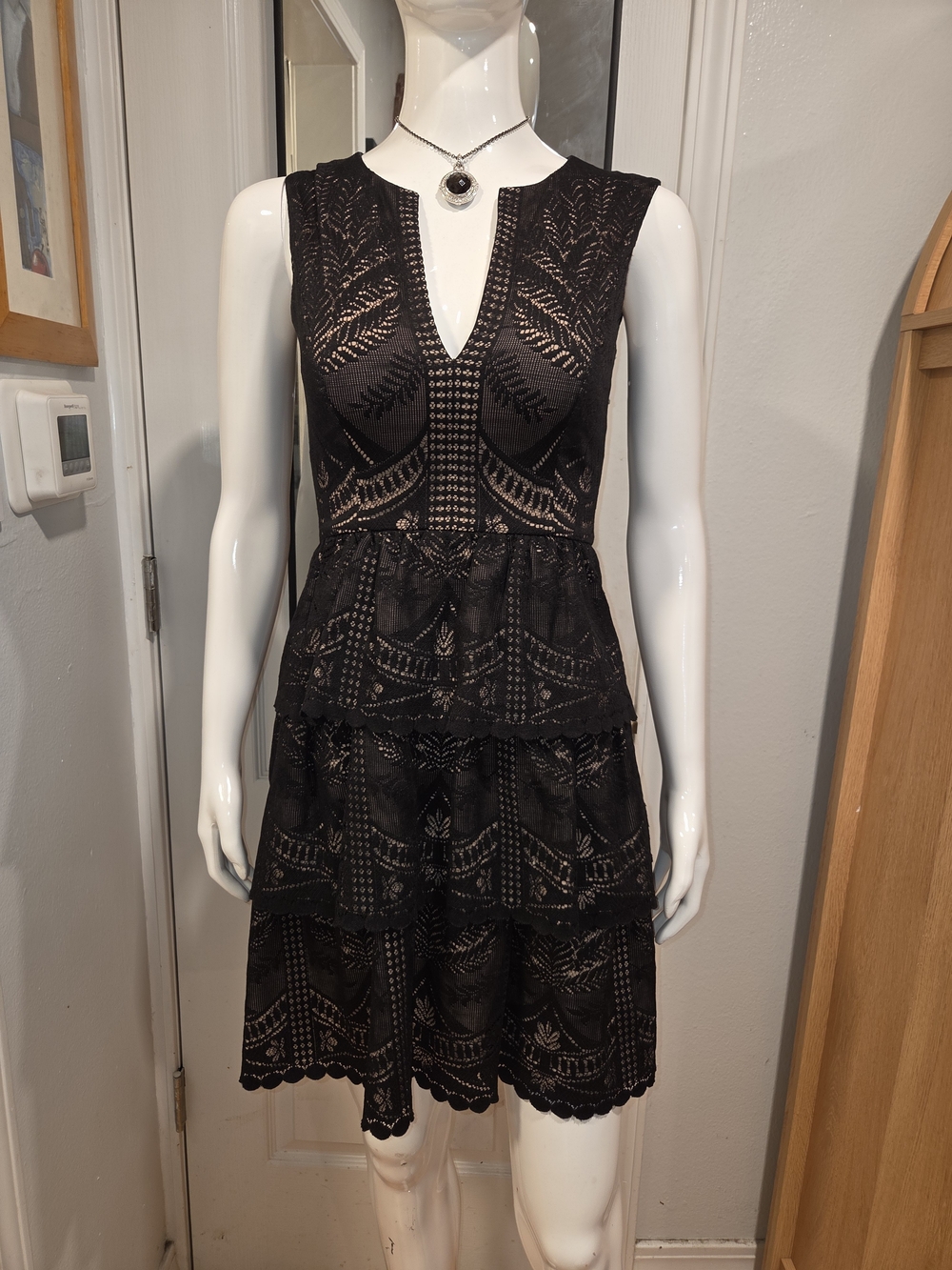 BCBGMaxAzria Stunning Black Lace V-Neck Tiered Cocktail Dress Sz 0